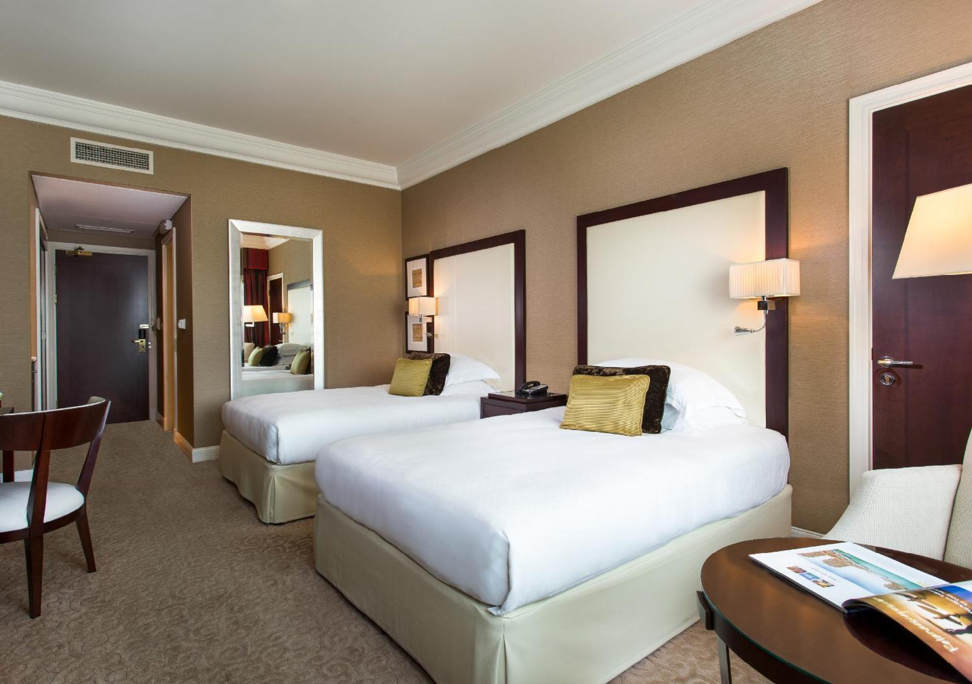 Moevenpick Grand Al Bustan Hotel Дубай Екстериор снимка